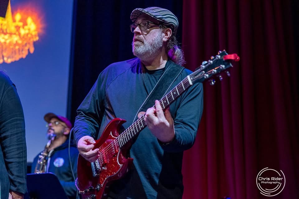 Pete Netznik performing